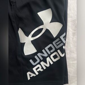 Boys Youth Large Under Armour Shorts